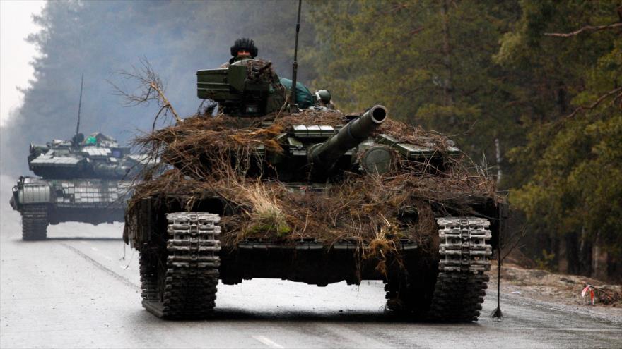 Tanques ucranianos avanzan a través de una carretera, 26 de febrero de 2022. (Foto: AFP)
