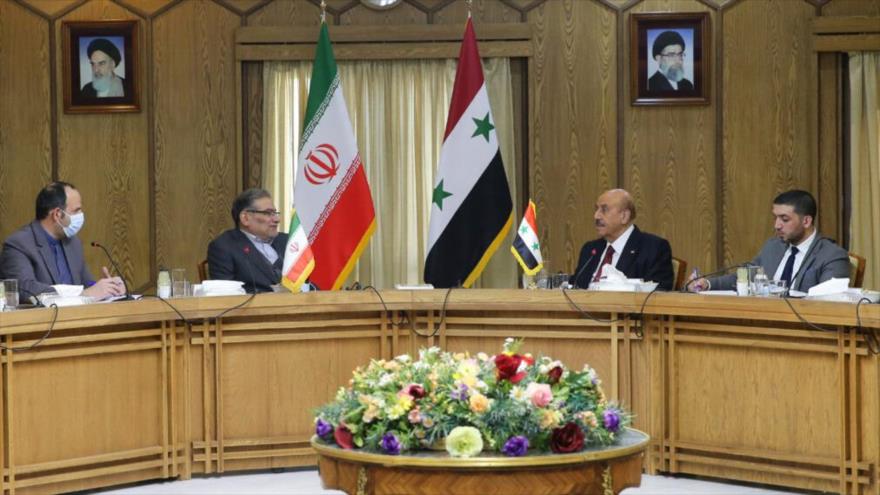 El secretario del Consejo Supremo de Seguridad Nacional de Irán, Ali Shamjani (2º. de izda., y su par sirio, Ali Mamluk, Teherán, 27 de febrero de 2022.