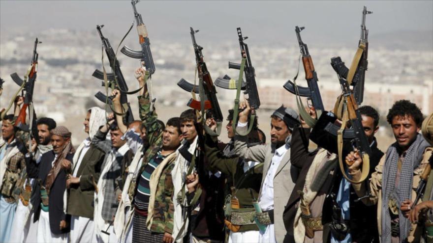 Combatientes del movimiento popular Ansarolá tras una victoria frente a los mercenarios de Arabia Saudí. (Foto: Reuters)