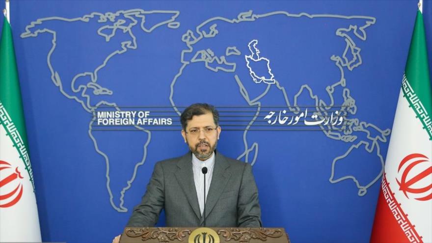 El portavoz de la Cancillería de Irán, Said Jatibzade, habla durante una rueda de prensa en Teherán, 28 de enero de 2022. (Foto: FARS)