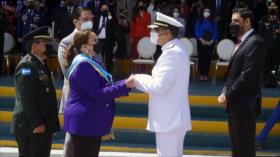 Xiomara Castro recibe el bastón de mando de las FFAA