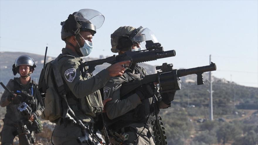 Fuerzas israelíes disparan contra palestinos tras una protesta contra los asentamientos en Beita en la Cisjordania, 7 de enero de 2022. (Foto: AFP)