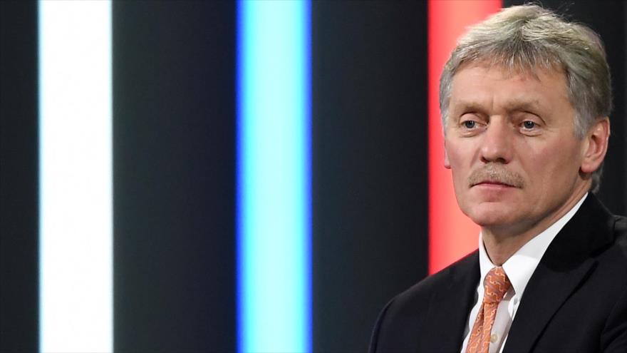 El portavoz del Kremlin, Dmitry Peskov, modera la conferencia de prensa anual del presidente ruso, Vladimir Putin, Moscú, 23 de diciembre de 2021. (Foto: AFP)