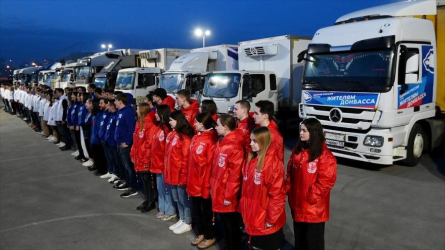 Voluntarios rusos frente a camiones con ayuda humanitaria para los evacuados residentes de Donbass, en Rostov del Don, 22 de febrero de 2022.