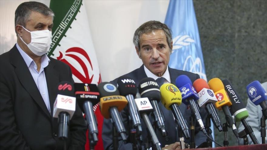 El director de la AIEA, Rafael Grossi (dcha.), y el jefe de la OEAI, Mohamad Eslami, en Teherán, 12 de septiembre de 2021. (Foto: YJC)