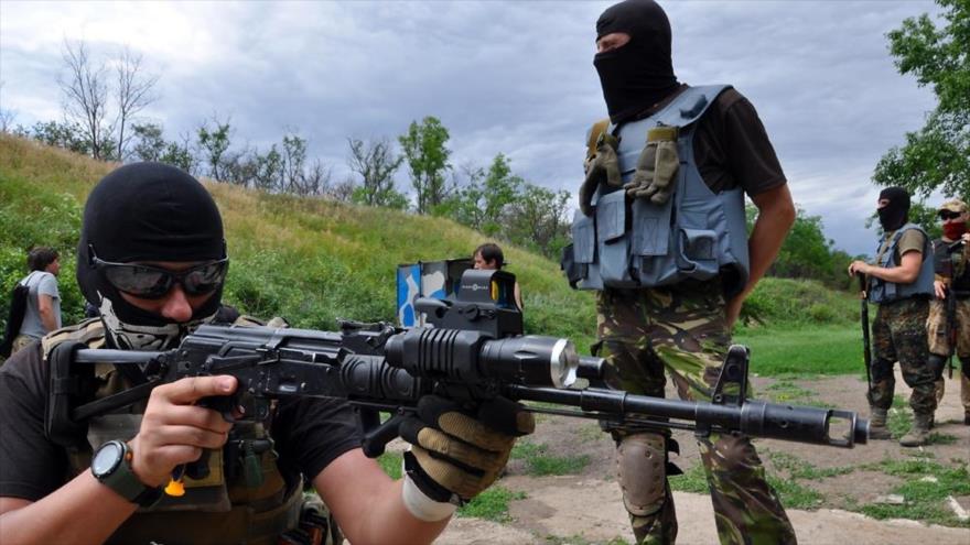 Miembros del Batallón de extrema derecha Azov, una unidad paramilitar, entrenan en la ciudad de Berdyansk, en el este de Ucrania. 