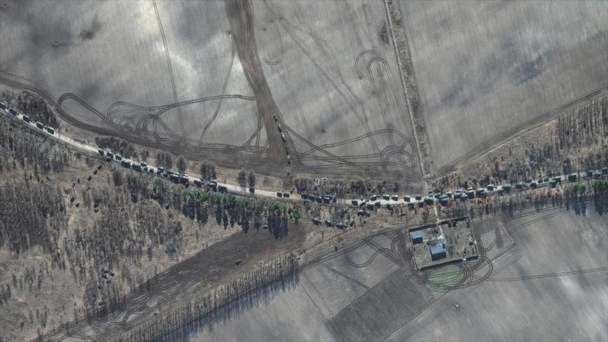 Imágenes satelitales de un supuesto convoy militar ruso que participa en la operación especial en Ucrania, 28 de febrero de 2022.