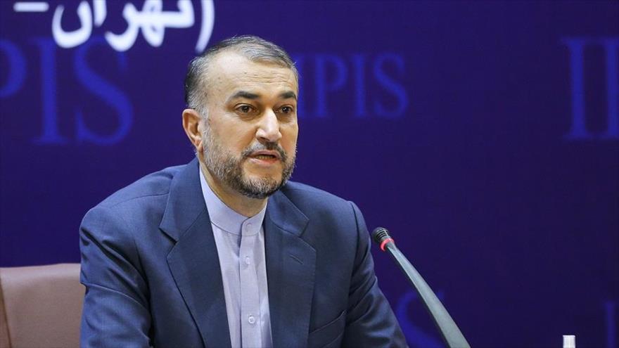 El canciller de Irán, Hosein Amir Abdolahian, habla en una conferencia en el Ministerio de Exteriores del país, 27 de diciembre de 2021.
