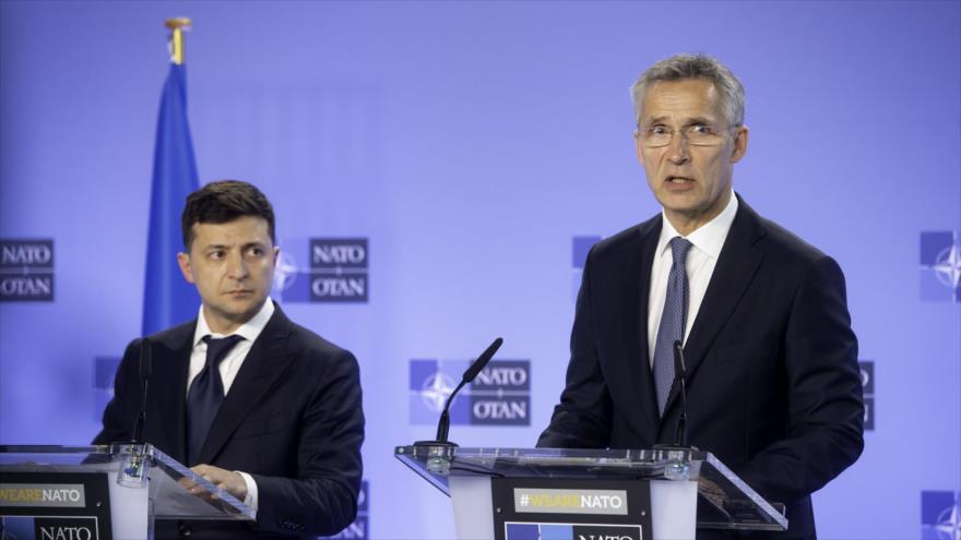 El titular de la OTAN, Jens Stoltenberg (dcha.), y el presidente de Ucrania, Volodímir Zelenski, durante una conferencia de prensa, 4 de junio de 2019.