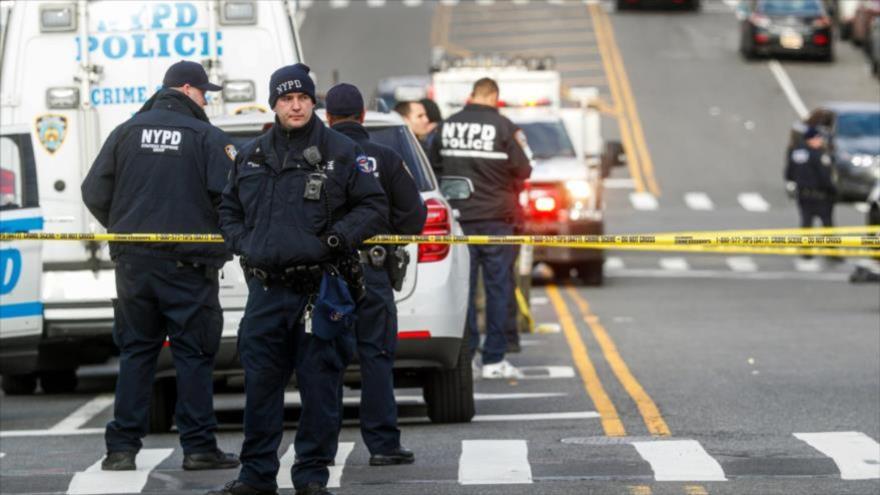 Agentes de la Policía desplegados en el lugar de un tiroteo en Nueva York, EE.UU.