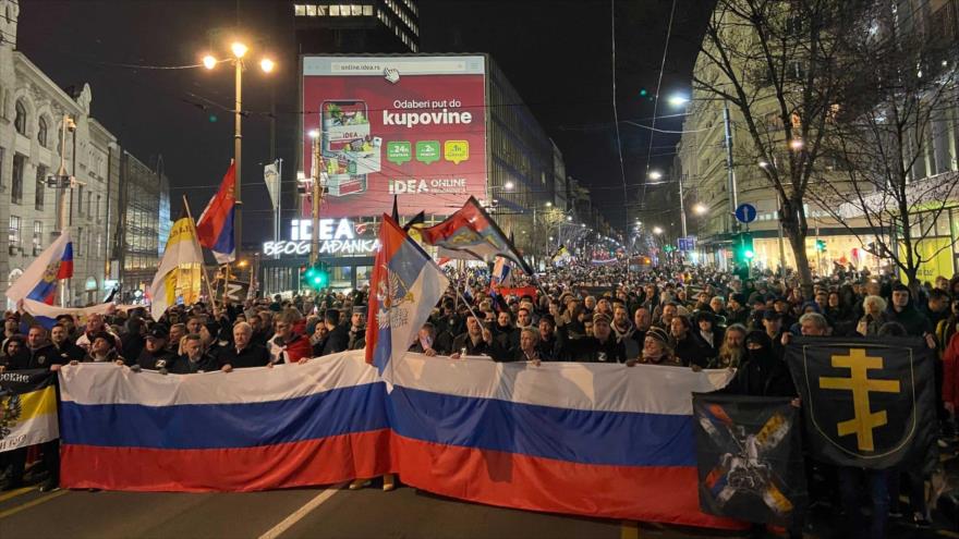 Vídeo: Cientos de serbios marchan en Belgrado para apoyar a Rusia