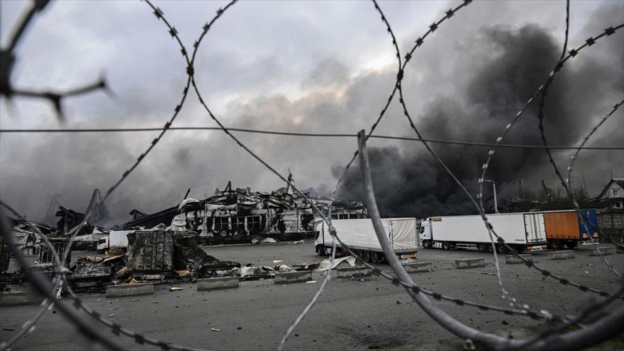 Humo se eleva tras un ataque de Rusia contra Kiev, la capital de Ucrania, 4 de marzo de 2022. (Foto: AFP)