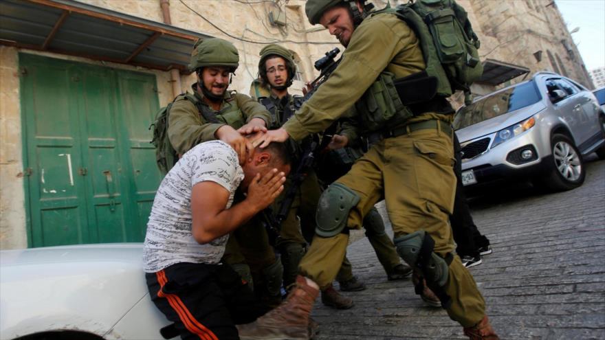 Soldados israelíes golpean a un palestino en la ocupada Cisjordania. (Foto: Reuters)