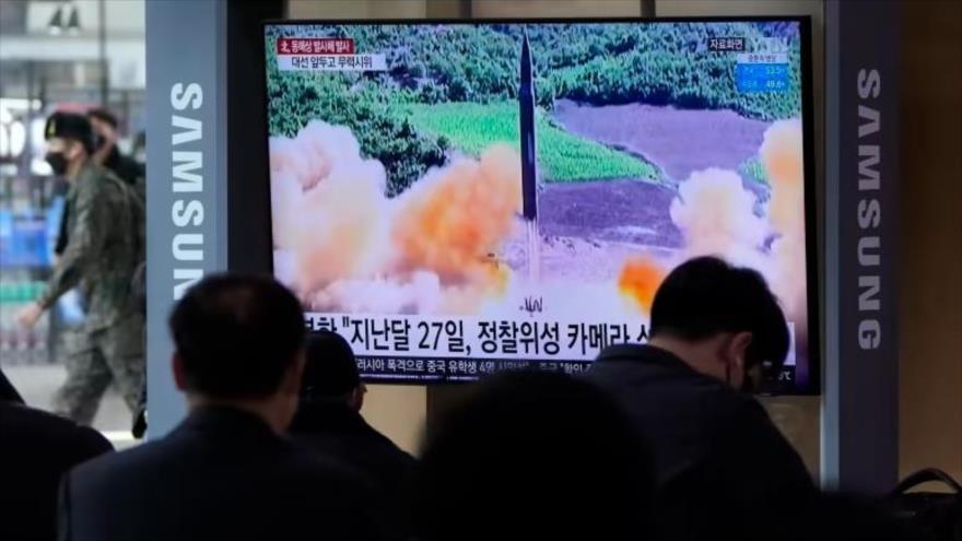 La gente mira un televisor que muestra imágenes de archivo de una prueba de misiles de Corea del Norte, Seúl (Corea del Sur), 5 de marzo de 2022.
