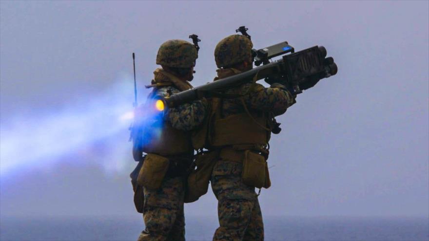 Dos soldados prueban un misil antiaéreo Stinger.
