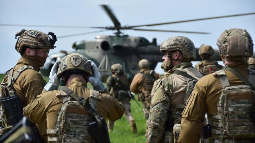 Miembros de las Fuerzas Armadas de Ucrania participan en un ejercicio militar. 