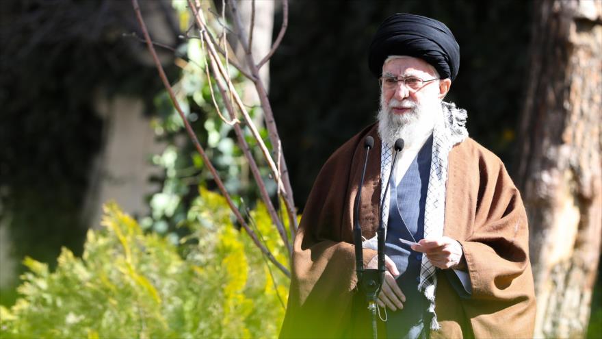Líder de Irán planta árboles y urge a desarrollar energías limpias 