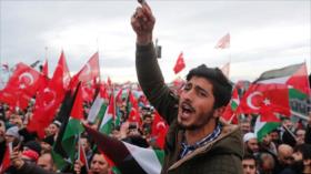 Vídeo: Turcos queman bandera israelí en rechazo a visita de Herzog