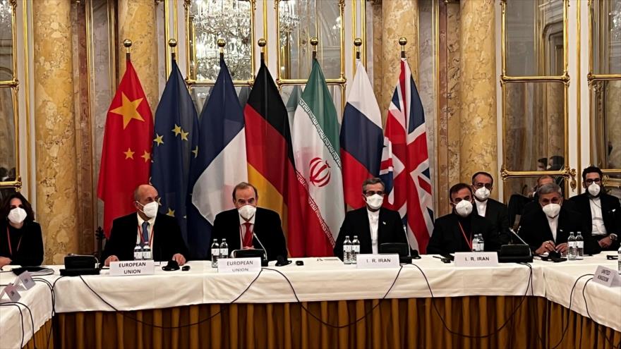Principal negociador nuclear de Irán, Ali Baqeri Kani (3.º de dcha.), en Viena, Austria, 3 de diciembre de 2021. (Foto: Reuters)