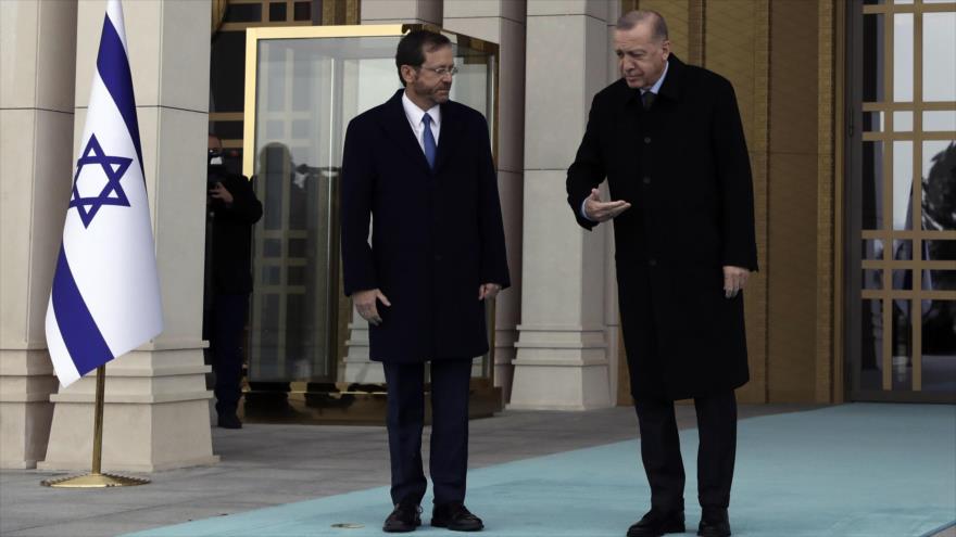 El presidente turco, Recep Tayyip Erdogan (dcha.), y su homólogo israelí, Isaac Herzog, en Ankara, Turquía, 9 de marzo de 2022. (Foto: AP)