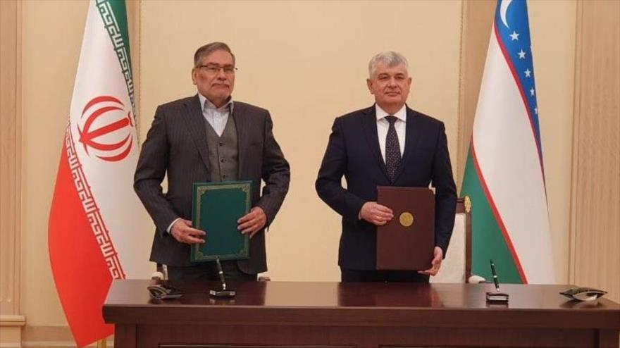 El secretario del Consejo Supremo de Seguridad Nacional de Irán, Ali Shamjani, y su par uzbeko firman un documento de cooperación, 9 de marzo de 2022.