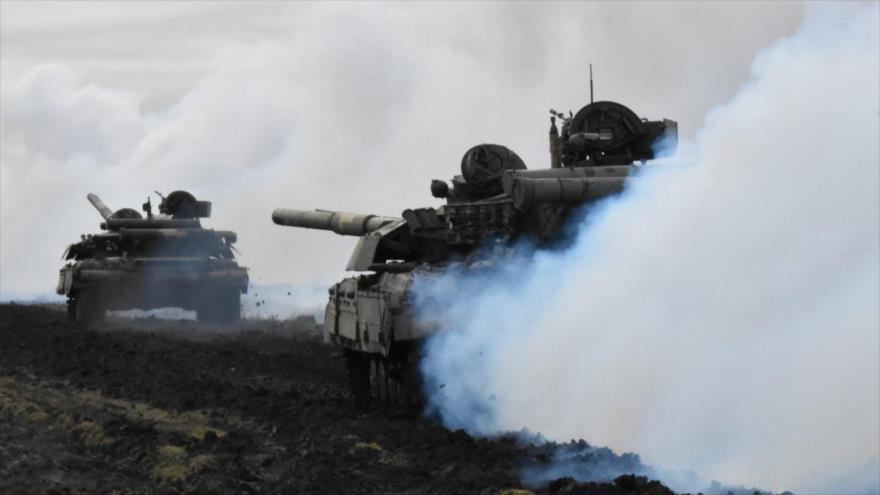 Tanques ucranianos durante ejercicios militares cerca de Crimea, 14 de abril de 2021. (Foto: Reuters)