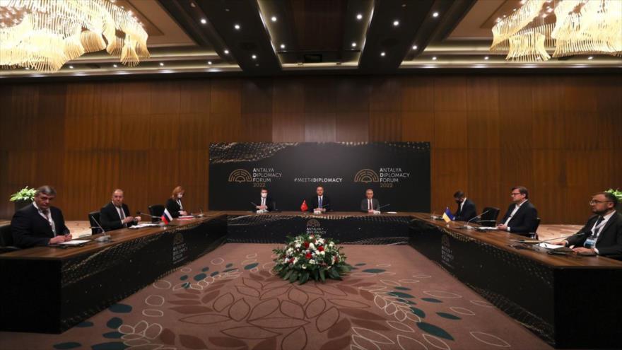 Lavrov y Kuleba se reúnen en Turquía pero no llegan a alto al fuego
