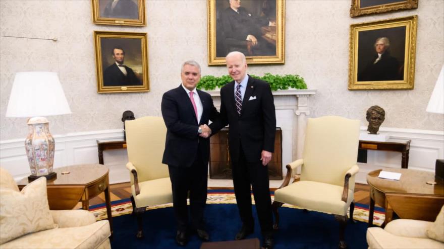 Presidente colombiano, Iván Duque (izq), con su homólogo estadounidense, Joe Biden, en Washington, EE.UU., 10 de marzo de 2022.