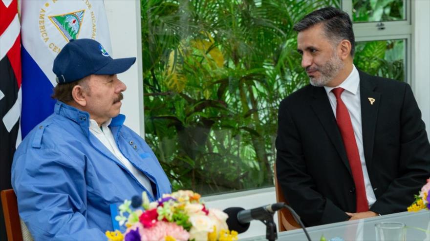 El secretario ejecutivo de la ALBA-TCP, Sacha Llorenti (decha.), y el presidente de Nicaragua, Daniel Ortega, en Managua, 20 de octubre de 2021.