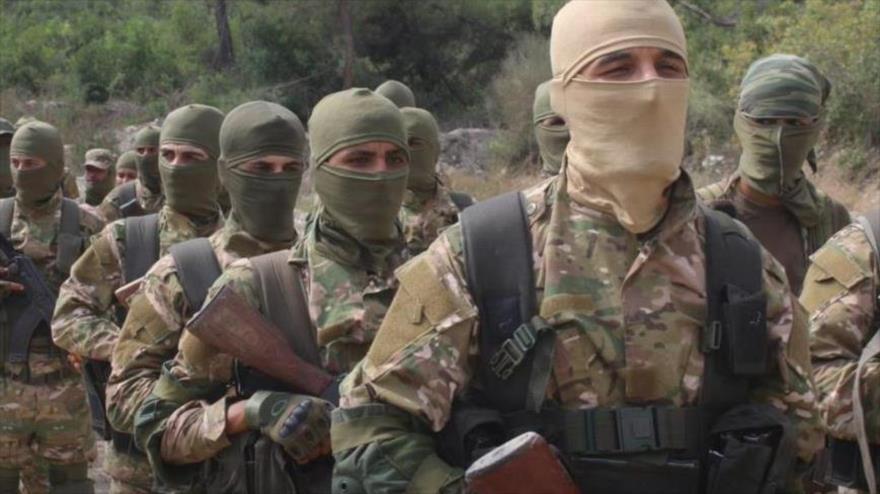 Integrantes de la alianza terrorista Hayat Tahrir Al-Sham en la provincia siria de Idlib.