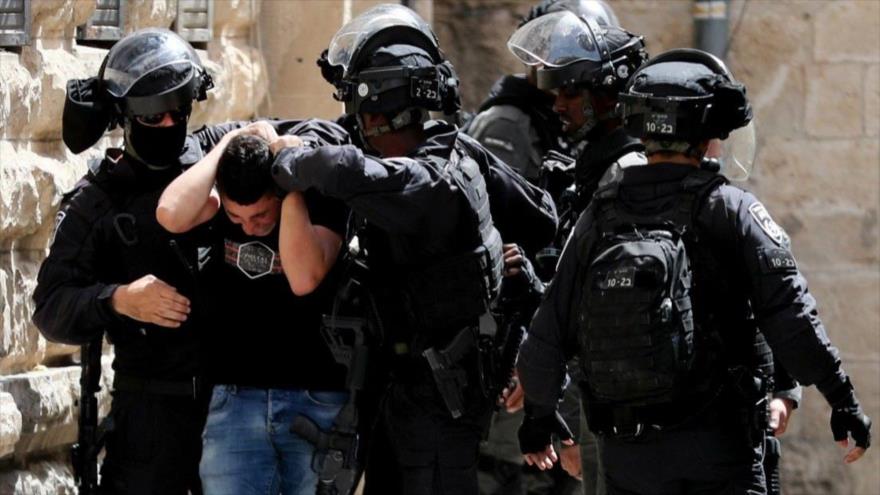 Agentes israelíes detienen a un joven palestino en la ciudad de Jerusalén Este (Al-Quds), 10 de mayo de 2021. (Foto: Reuters)