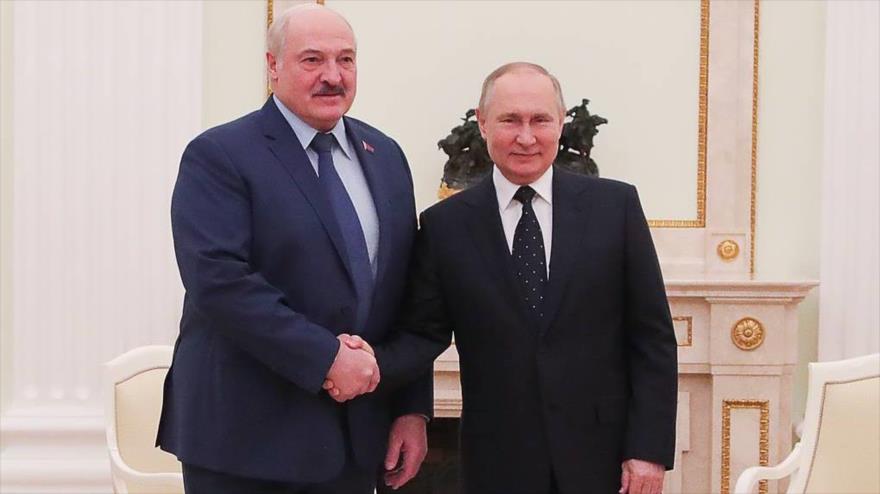 El presidente bielorruso, Alexander Lukashenko (izda.), y su homólogo ruso, Vladimir Putin.
