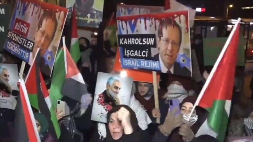 El pueblo turco condena la visita del presidente israelí Isaac Herzog este país en Ankara la capital, 11 de marzo de 2022.