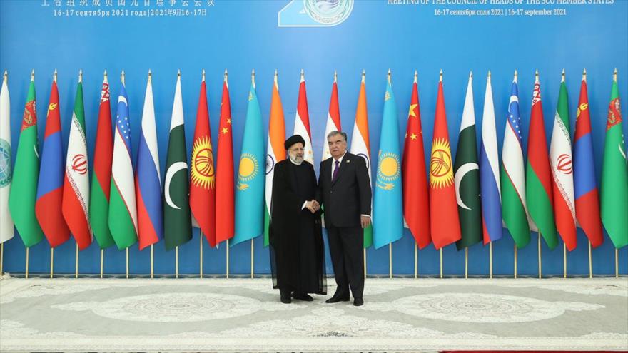 El presidente de Irán, Seyed Ebrahim Raisi (izda.) en Tayikistán, 18 de septiembre de 2021.