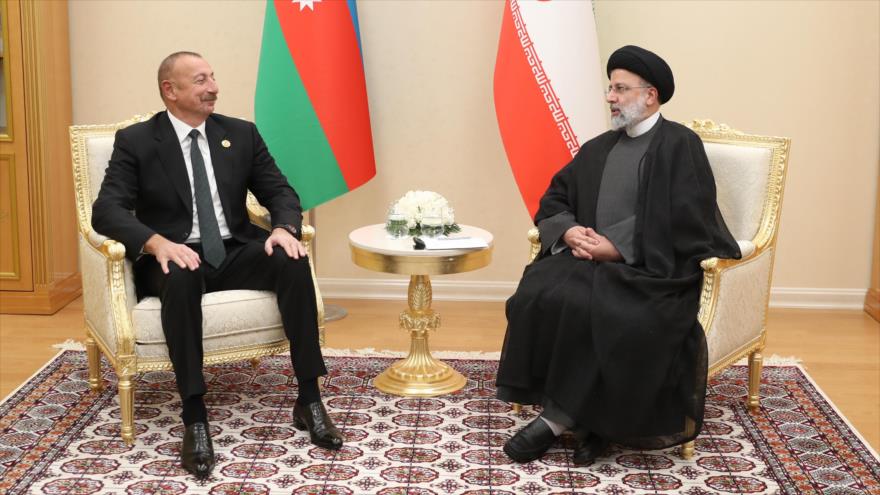 El presidente de Irán, Seyed Ebrahim Raisi, (dcha.) reunido con su par azerbaiyano, Ilham Aliev, Asjabad, 28 de noviembre de 2021. (Foto: president.ir)