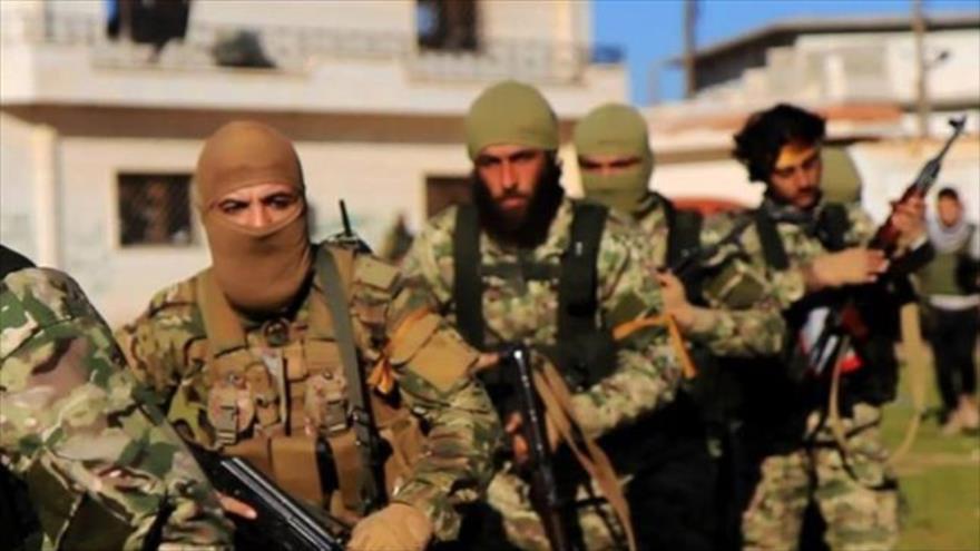 Terroristas del Frente Al-Nusra en la provincia de Alepo, en el noroeste de Siria. (Foto: AP)
