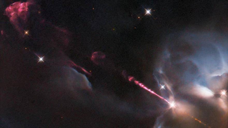 Telescopio espacial Hubble capta a una estrella bebé teniendo una “rabieta estelar”.