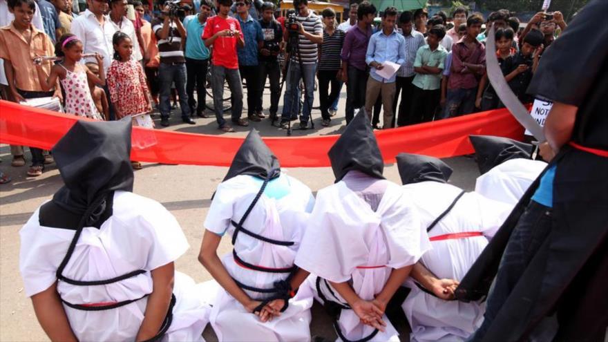 Escena de ejecución simulada en Bangladés en protesta contra la decapitación de 8 trabajadores de este país por Arabia Saudí, 15 de octubre de 2011.