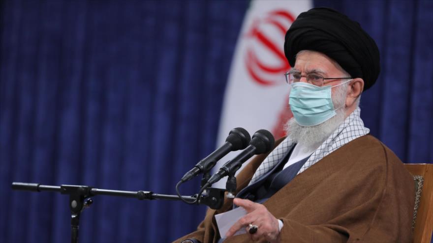 El Líder de Irán, el ayatolá Seyed Ali Jamenei, habla en una reunión en Teherán, 10 de marzo de 2022. (Foto: Khamenei.ir)