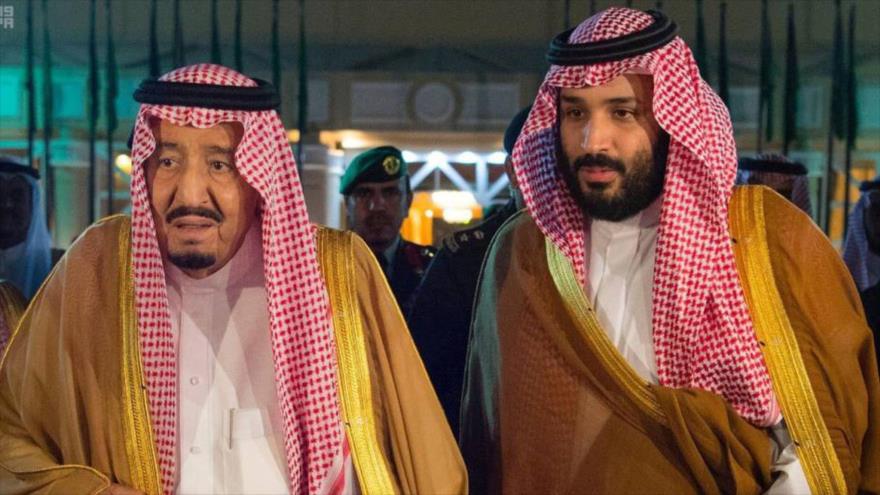 El rey saudí, Salman bin Abdulaziz Al Saud (izda.), y el príncipe heredero, Muhamad bin Salman, en Riad. (Foto: Reuters)