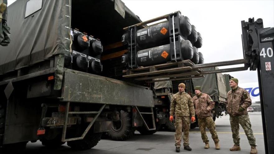 Militares ucranianos cargan un camión con misiles antitanque FGM-148 Javelin entregados por EE.UU. en un aeropuerto de Kiev, 11 de febrero de 2022.