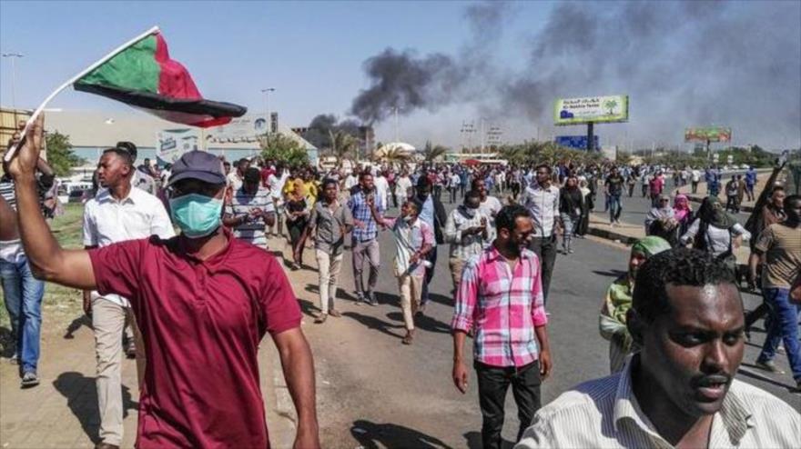 Sudaneses salen a las calles para protestar contra la ley marcial | HISPANTV