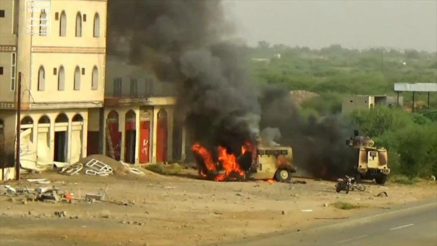 Vehículos blindados de mercenarios de la coalición saudí arden en llamas durante una operación del Ejército yemení en Harad, Hajjah, febrero de 2022.