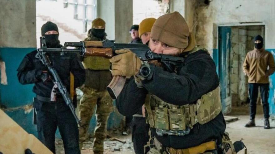 Un miembro del batallón Azov enseña a voluntarios civiles para las Brigadas de Defensa Territorial de Ucrania, 6 de febrero de 2022. (Foto: Reuters)