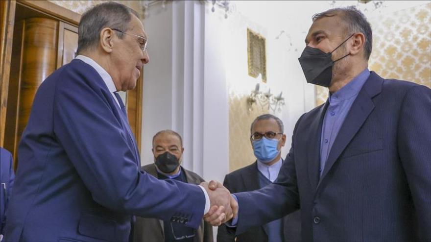 El canciller iraní, Hosein Amir Abdolahian (dcha.) y su homólogo ruso, Serguéi Lavrov, en Moscú, capital de Rusia.