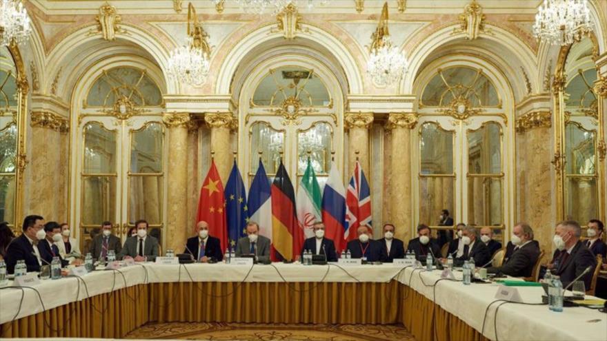 Representantes de las delegaciones de Irán y el Grupo 4+1 en una sesión de diálogos sobre el acuerdo nuclear en Viena, 29 de noviembre de 2021. (Foto: Reuters)