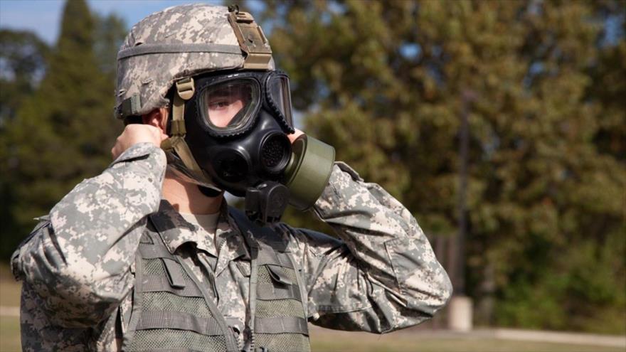 Un soldado se prepara para un ejercicio de respuesta a un ataque biológico. (Foto: US Army)