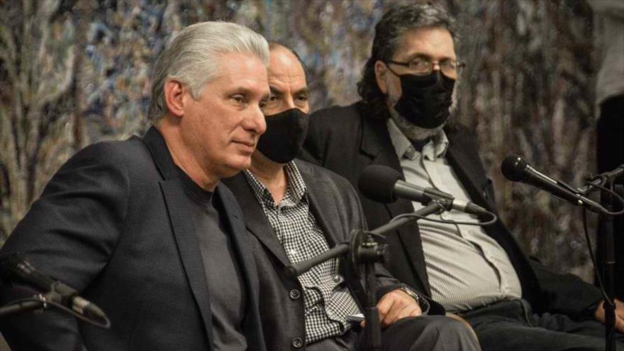 Presidente cubano, Miguel Díaz-Canel, (izq.) se reúne con decenas de periodistas, 15 de marzo de 2022.