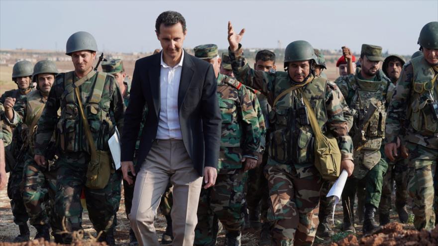 El presidente sirio, Bashar al-Asad, visita a las tropas del Ejército en la provincia noroccidental de Idlib, 22 de octubre de 2019. (Foto: SANA)
