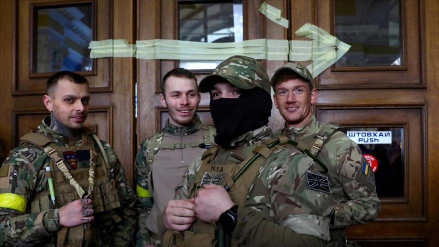 Cuatro británicos en la estación de trenes en Lviv antes de su partida hacia frentes orientarles de Ucrania, 5 de marzo de 2022. (Foto: Reuters)